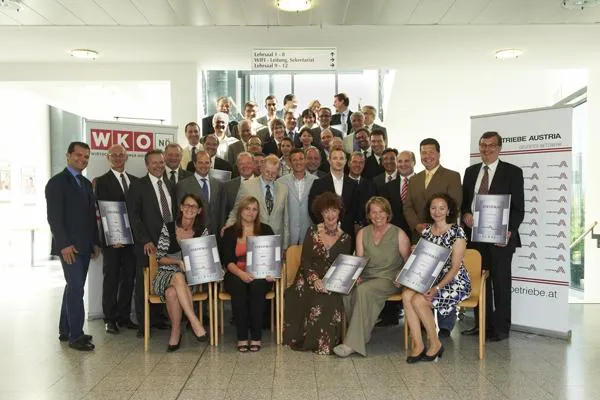 Bild: Präsidentin der Wirtschaftskammer NÖ KommR Zwazl überreichte über 30 „Leitbetriebe Austria“ Zertifikate