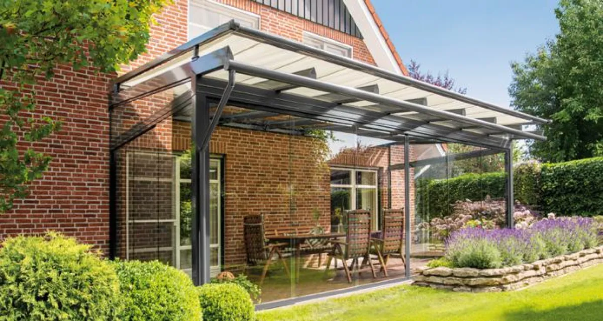 Erst ein effizienter Sonnenschutz liefert die gewünschte Wohnqualität in einem Wintergarten.