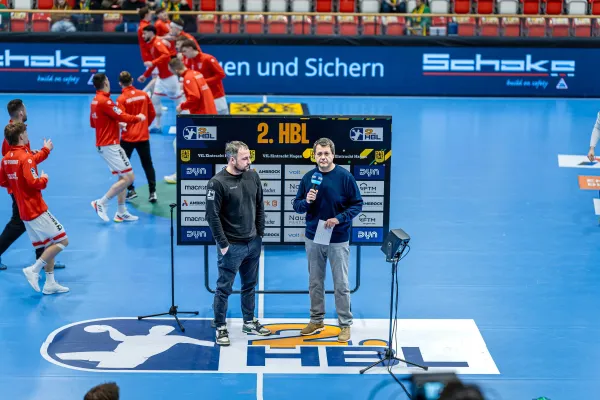 TV-Kommentator Andreas Klement bei DYN im Einsatz – 2. Handball-Bundesliga sorgt bundesweit für Diskussion Bild: TV-Kommentator Andreas Klement bei DYN im Einsatz – 2. Handball-Bundesliga sorgt bundesweit für Diskussion