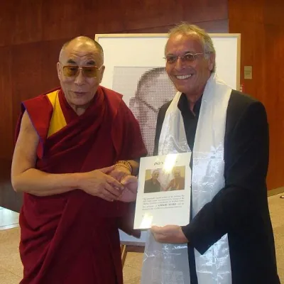Bild: Künstler Hues trifft erneut Dalai Lama - Spende für tibetische Flüchtlingskinder