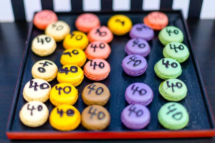Bild: Startschuss zum 40. Jubiläum mit bunten Macarons, Sekt und zwei Ehrengästen