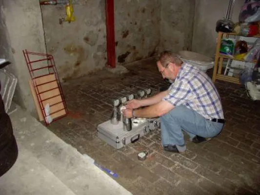 Bild: Mauerentfeuchtung mit neuer Technologie: Hohe Erfolgsquote mit elektrokybernetischen Verfahren