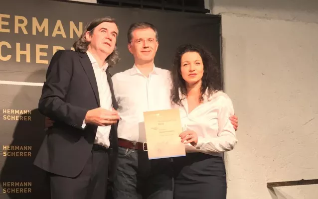 Bild: Alexander Renner erhalt Gold auf dem internationalen Speaker Slam