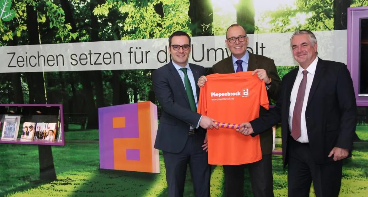 Alexander Brückner (l.) nimmt den symbolischen Staffelstab entgegen.
