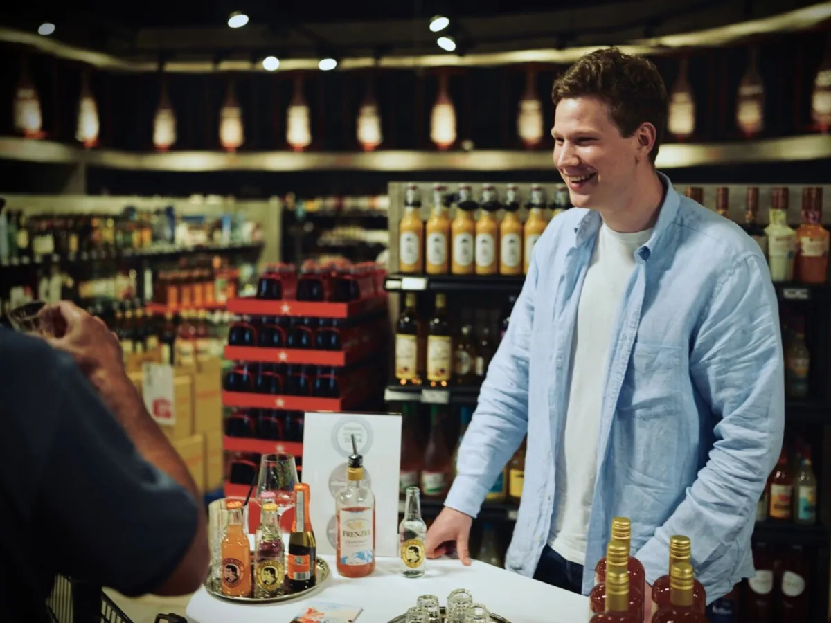 Johannes Frenzel im persönlichen Gespräch mit Kund*innen über FRENZEL Grapefruit (© Johannes Frenzel)