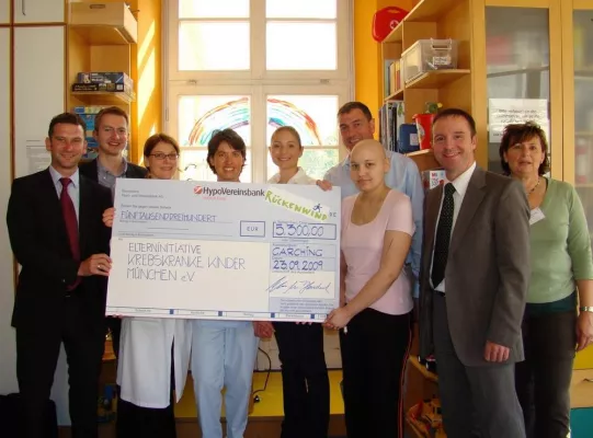 Bild: Mit Rückenwind-Lauf viel in Bewegung gebracht: Spenden-Scheck über 5300 Euro für krebskranke Kinder