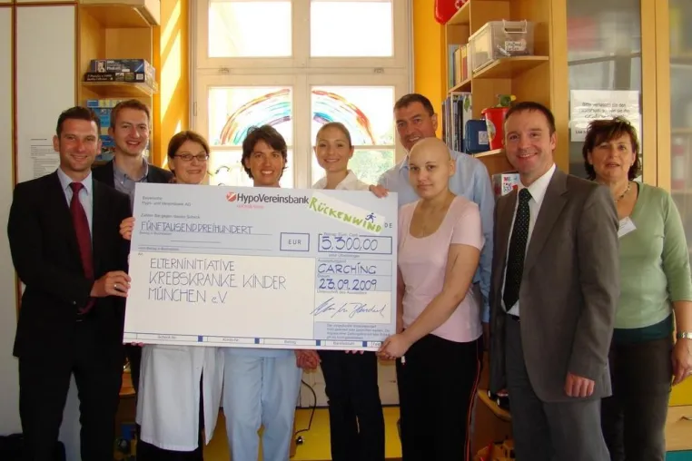 Mit Rückenwind-Lauf viel in Bewegung gebracht: Spenden-Scheck über 5300 Euro für krebskranke Kinder Bild: Mit Rückenwind-Lauf viel in Bewegung gebracht: Spenden-Scheck über 5300 Euro für krebskranke Kinder