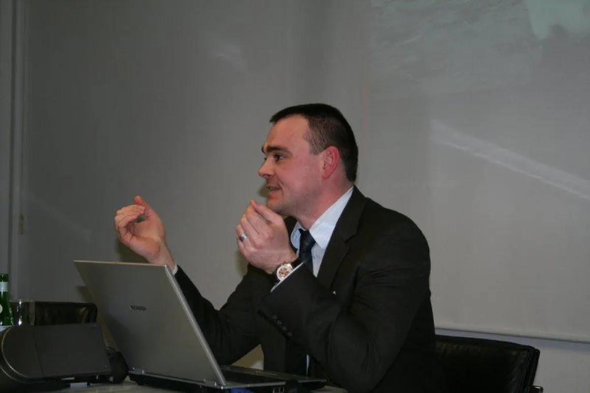 Dimitri Marx, SHI Elektronische Medien GmbH, gibt wertvolle Tipps zur Open Source Kollaborationsplattform Alfresco.  |  © kit e.V., Foto: Sabine Roth