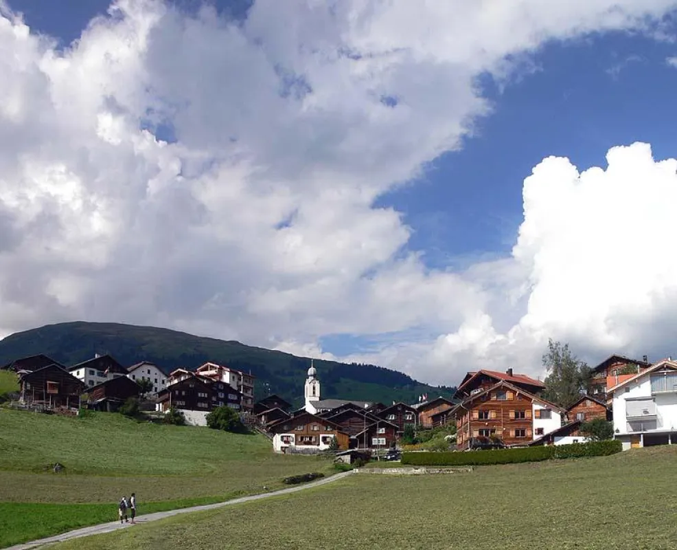 Genusswanderung von Berggenuss-Touren geht durch Brigels in der Surselva, Graubünden (Schweiz)