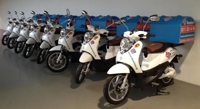 Bild: Emissionsfreier Lieferservice: e-motion Technologies liefert 10 Elektroroller an Domino´s Pizza