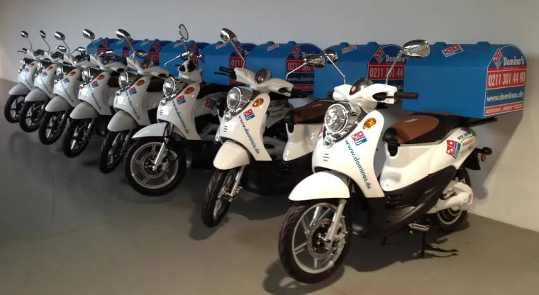 Bild: Emissionsfreier Lieferservice: e-motion Technologies liefert 10 Elektroroller an Domino´s Pizza