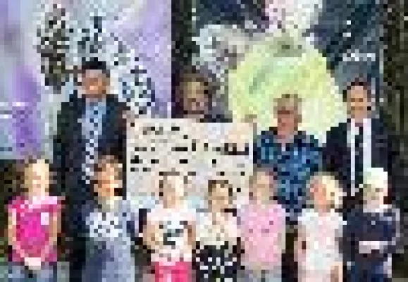 Bild: Kreissparkassen-Stiftung bringt mit 15.000 Euro Plochinger Oase zum Blühen