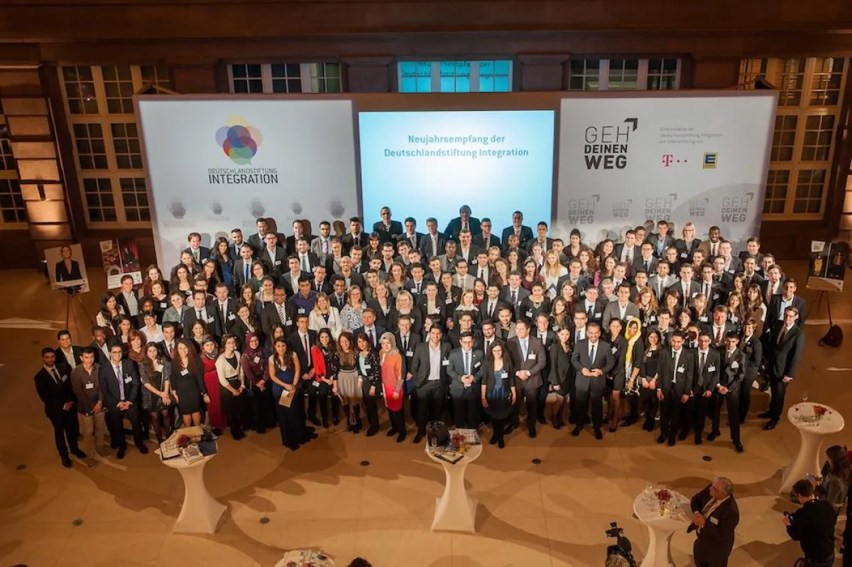 Stipendiaten der Deutschlandstiftung Integration mit StMin Aydan Özoguz