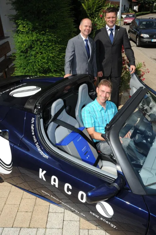 Der KACO new energy 2-Gigawatt-Kunde: Markus Vogt gewinnt eine Tagestour mit dem Tesla Roadster.