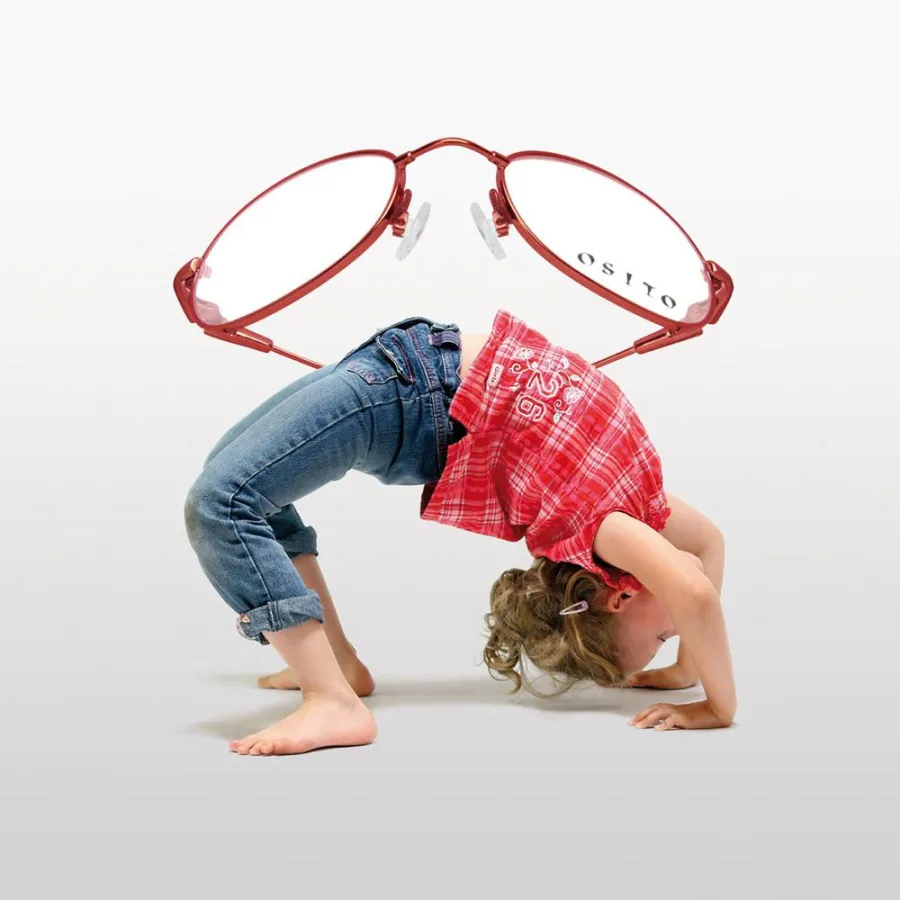 Die hält was aus und ist kostenlos - pro optik bietet ab 2. September eine kostenlose und hochflexible Kinderbrille mit Titanfassung.