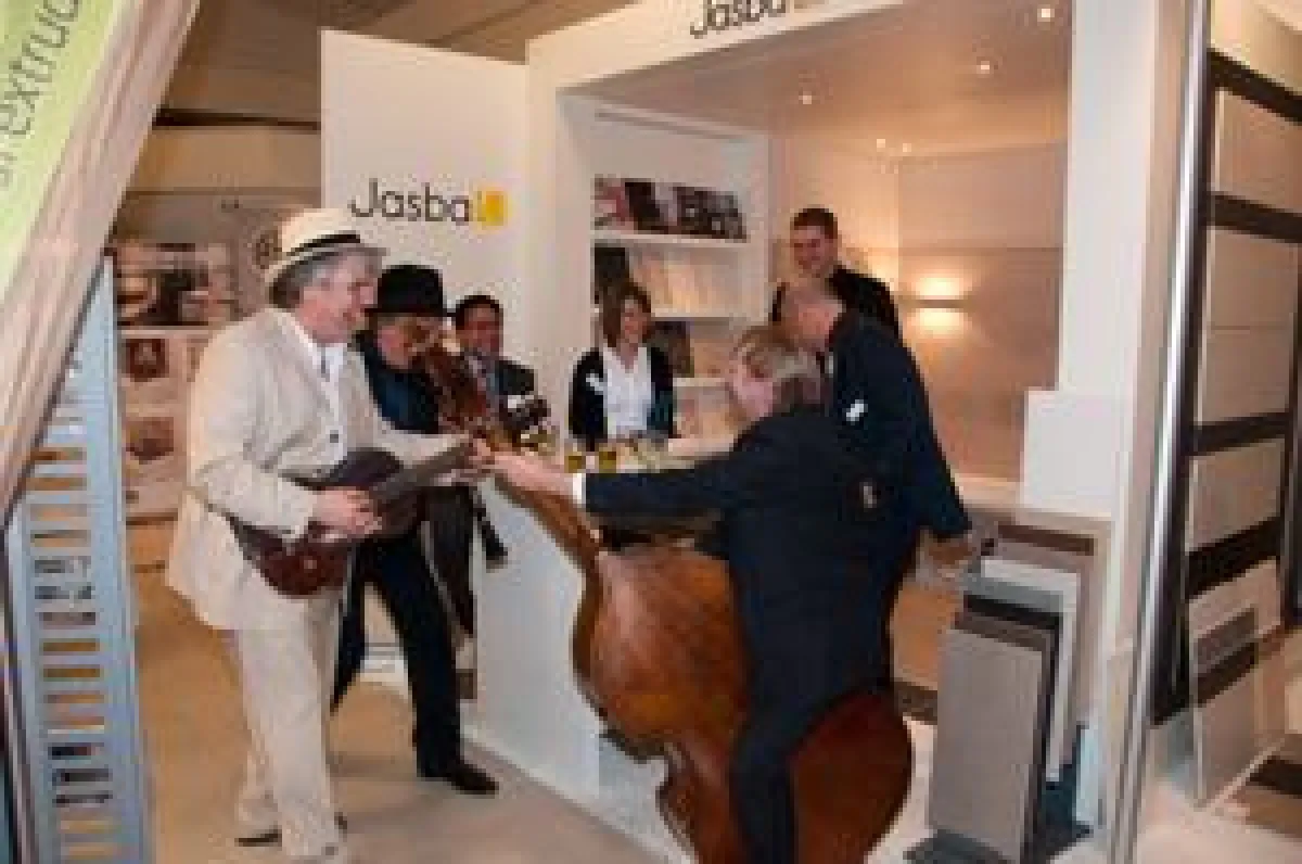 Die Musiker der Reinhard Röhrs Band begeisterten auch tagsüber als Walking Act auf der Ausstellung.