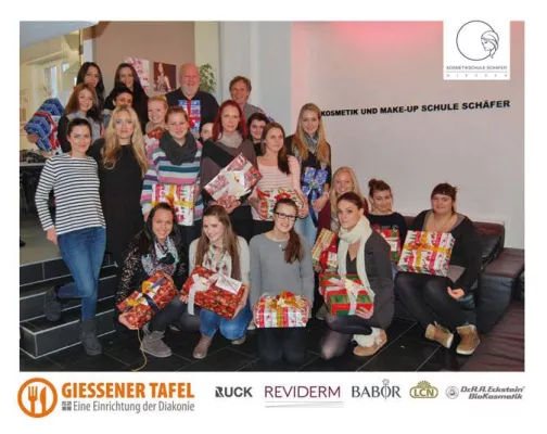 Bild: Kosmetikschule Schäfer spendet der Diakonie 27 Weihnachtspäckchen