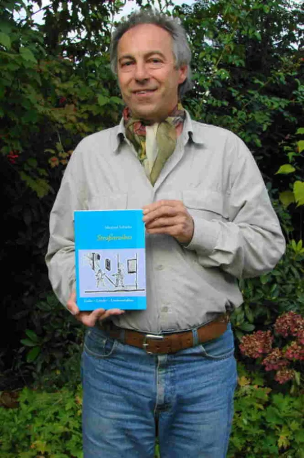 Der Autor Manfred Schloßer präsentiert sein Erstlingswerk