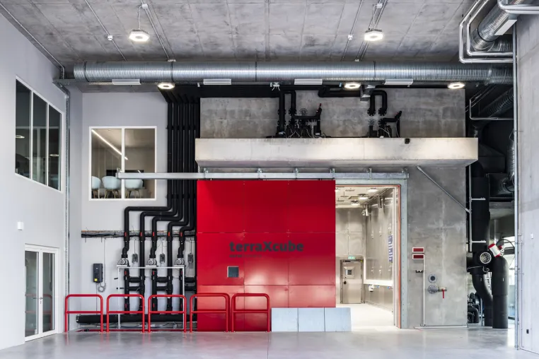Bild: Sondertore für das terraXcube Forschungszentrum in Bozen. Unterdrucktore bis zu 0.7 bar!