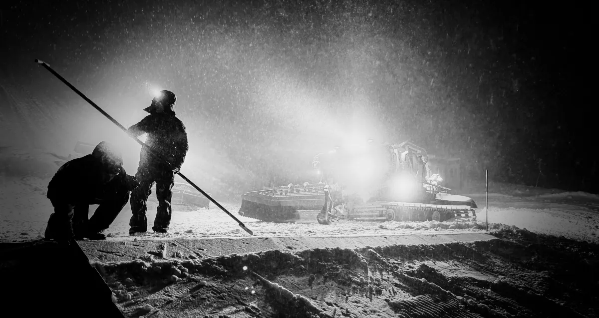 Team von Schneestern baut die Big Air Schanze in Livignio für die Olympischen Winterspiele 2026 (© Schneestern GmbH & Co. KG)