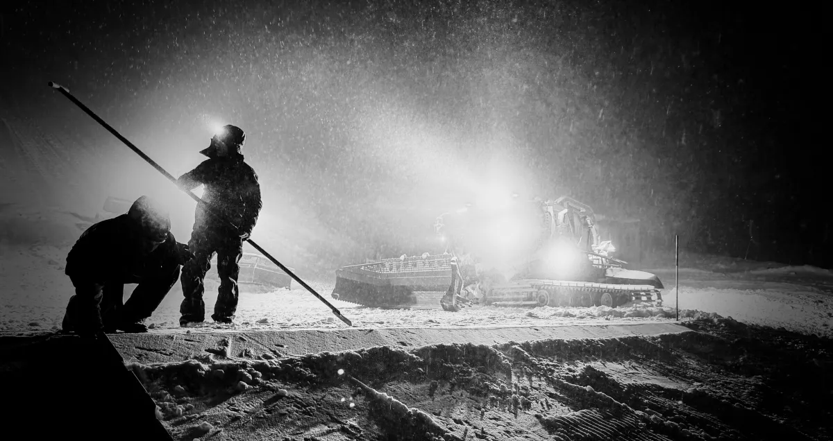 Team von Schneestern baut die Big Air Schanze in Livignio für die Olympischen Winterspiele 2026 (© Schneestern GmbH & Co. KG)