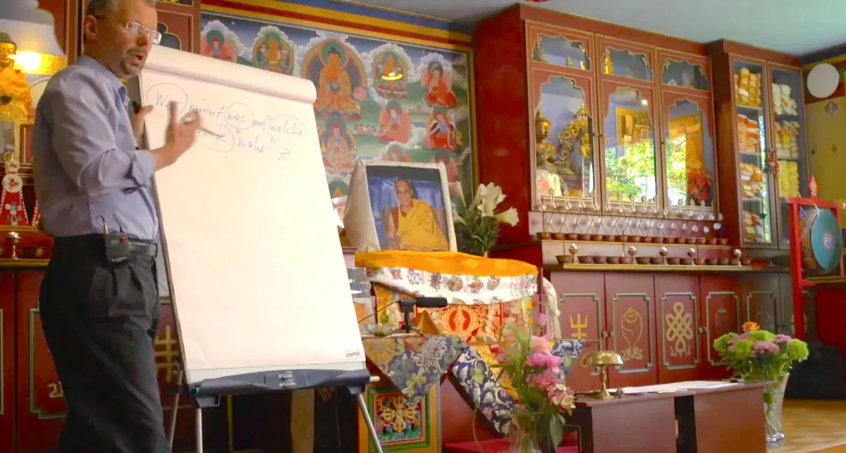 Vermittlung buddhistischer Theorie im Meditationsraum mit Lehrer Jürgen Manshardt (© Tibetisches Zentrum e.V.)