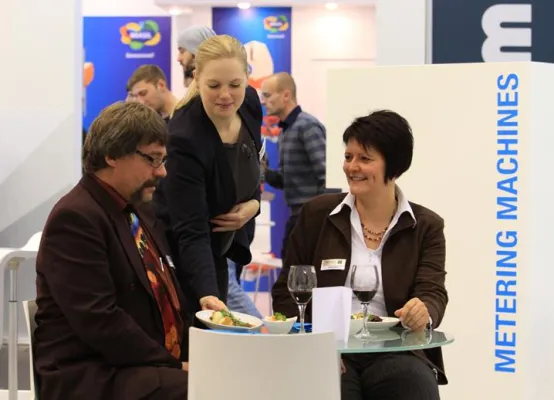 Bild: Auf der K-Messe 2013 in Düsseldorf verwöhnte L & D die Besucher der Firma Hennecke auf höchstem Niveau