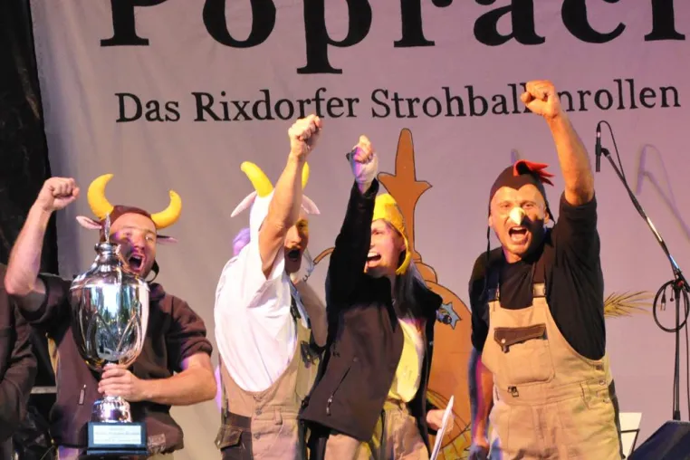 Bild: Popráci - Das Rixdorfer Strohballenrollen