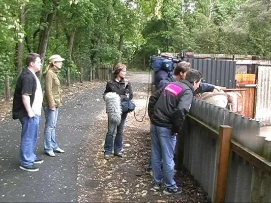 Bild: Pelztierzüchter bedroht Kamerateam und Tierschützer
