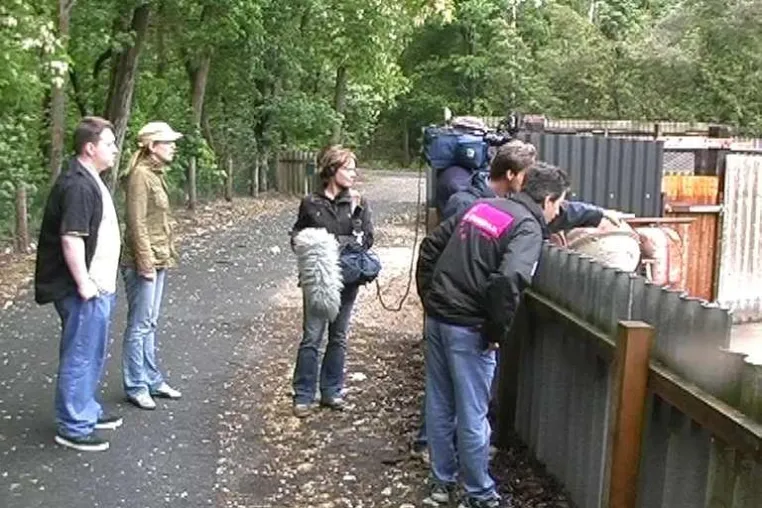 Pelztierzüchter bedroht Kamerateam und Tierschützer Bild: Pelztierzüchter bedroht Kamerateam und Tierschützer