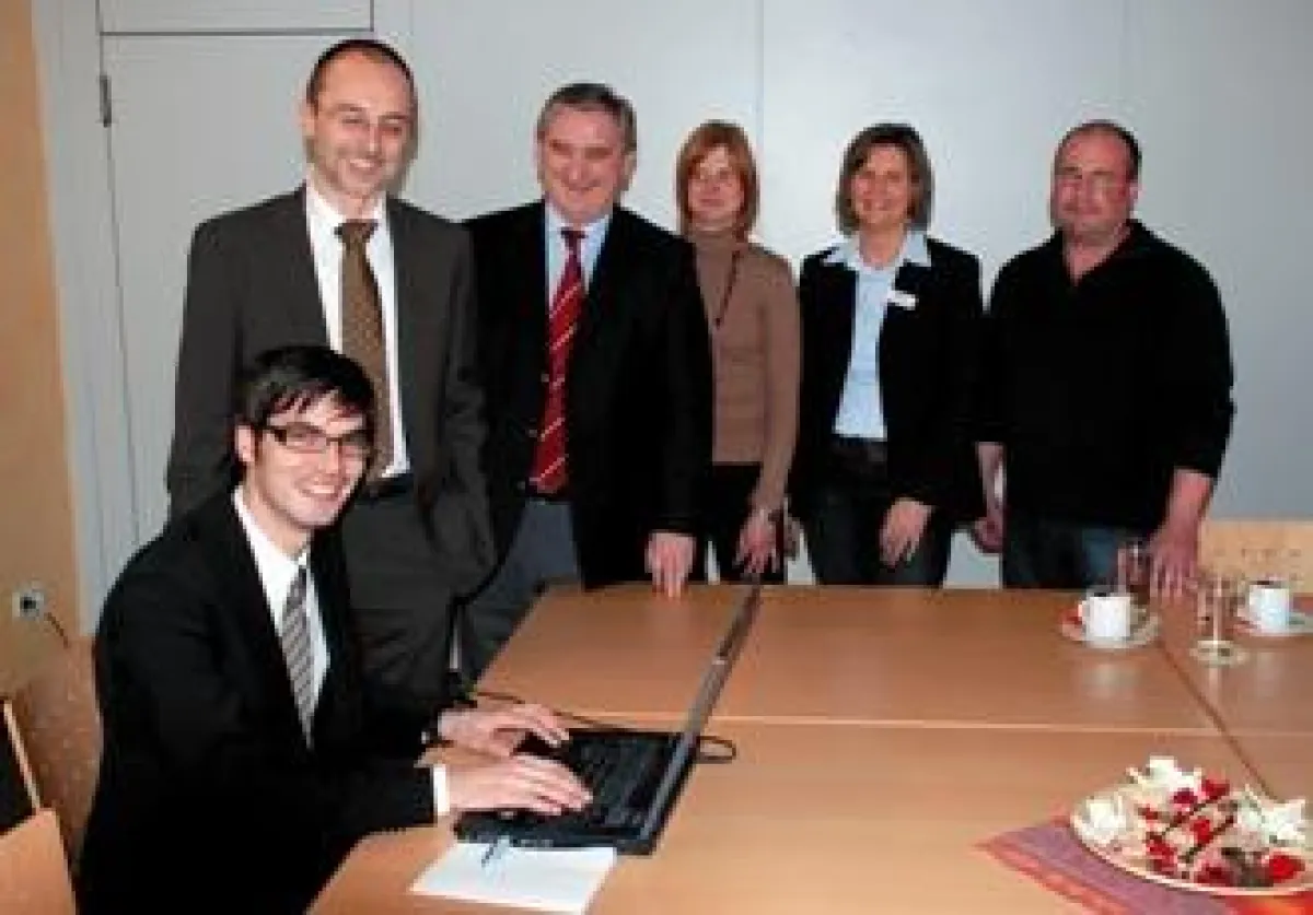 Michael Hitzek (l.) und Susann Leder (3. v. r.) (Agentur redkrebs). Bulmare GmbH-Geschäftsführer Friedrich Gluth, Bürgermeister Heinz Karg, kaufmännische Leiterin Renate Federholzner und Betriebsleite