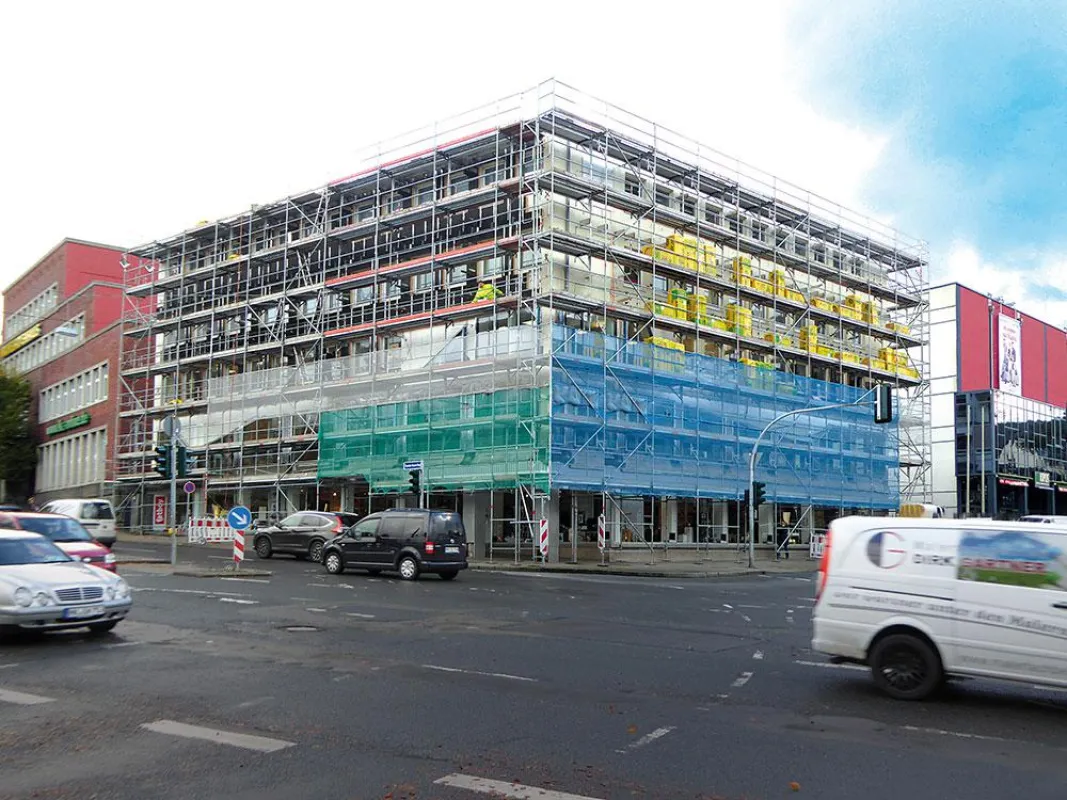 Das Gebäude im aktuellen Zustand, eingeruestet.