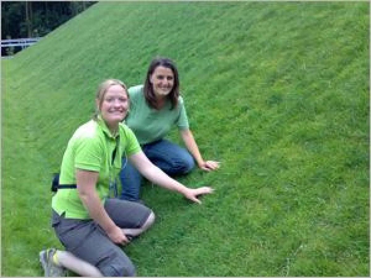 DI Julia Hambrusch und Umweltberatungs-Expertin Fiona Kiss  begutachten die Wirkung der Wurmkompost-Düngung auf den Flächen der  Nö Landesgartenschau - Die Garten Tulln.