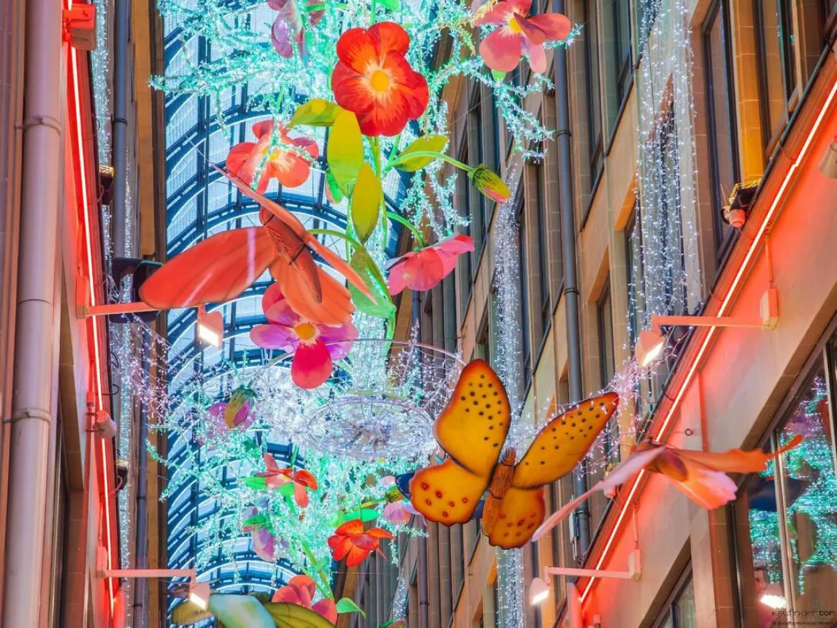 Schmetterlingsinstallation in der Kaufingertor Passage München