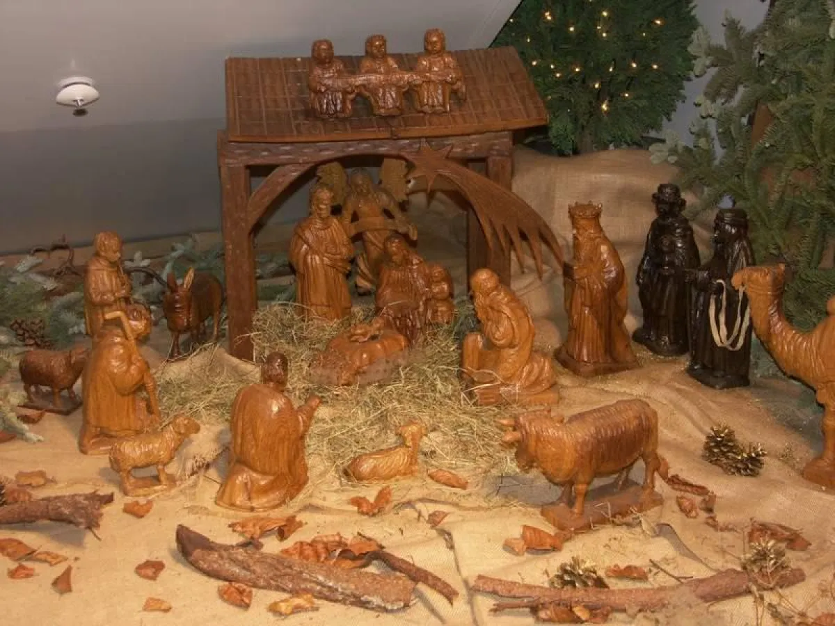 Handgeschnitzte Eichenholzkrippe von Josef Kloidt, Mayersche Buchhandlung, Köln am Neumarkt, Verwendung der Bilder nur mit Genehmigung des Urhebers (RHEINSTIL)