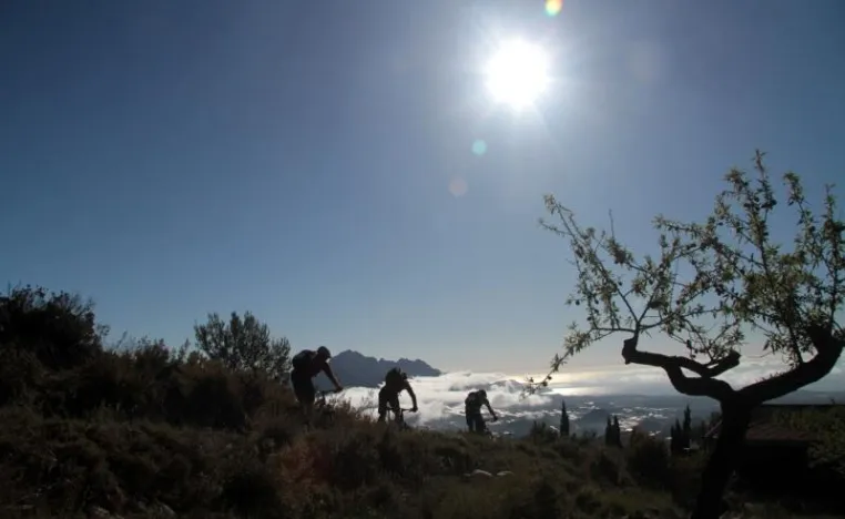Trails, Tapas, Traumwetter: Neue Mountainbikereise nach Spanien verspricht Sommerfeeling im Winter Bild: Trails, Tapas, Traumwetter: Neue Mountainbikereise nach Spanien verspricht Sommerfeeling im Winter