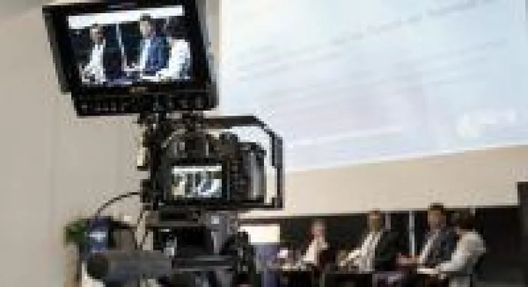 Bild: Podiumsdiskussion zur voll vernetzten Supply Chain mit Spitzengästen aus Politik und Wirtschaft