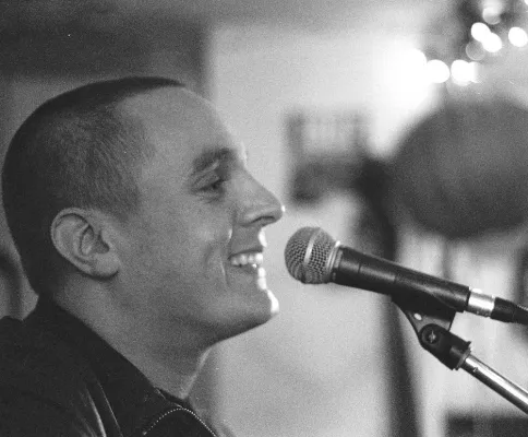 Bild: Jean Luke spielt erstmals sein Debütalbum „Nachtschicht“ im Gulfhaus in Vechta