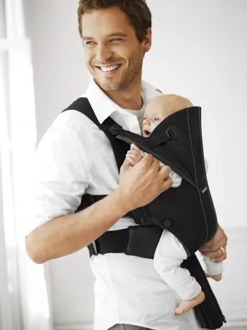 Bild: BABYBJÖRN Tragesitz Miracle ist Silberpreisträger des Designpreises Baden-Württemberg „Focus Open 2012“