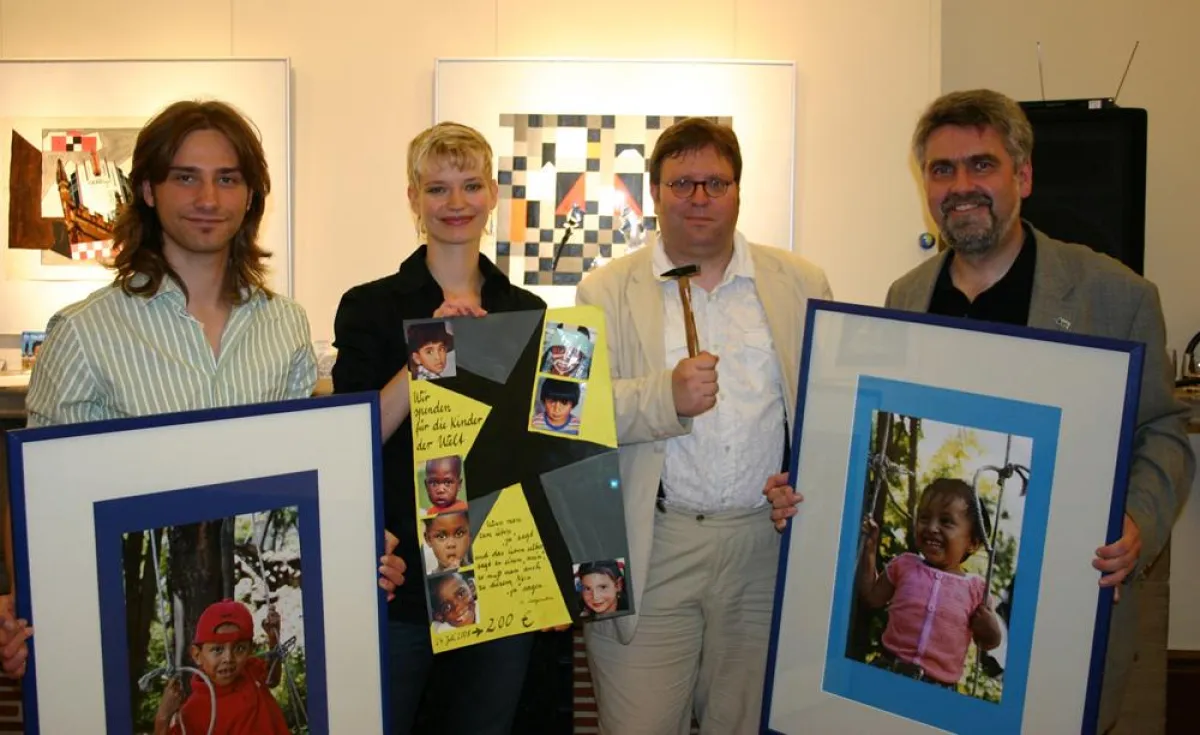 Rektor Prof. Dr. Armin Willingmann (r.) ersteigerte die Ausstellungswerke von Jennifer Fizia (2.v.l.) und Falk Werner (l.) unter Leitung des Auktionators Lars Johansen (3.v.l.) vom Magdeburger Kabaret