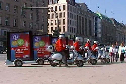 Bild: Neue Wege in der Mobilfunk-Vermarktung / Vodafone bucht AdScooter