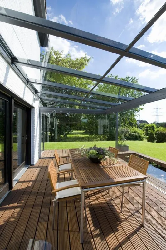 Eingesperrt fühlen muss sich hier niemand: Filigrane Aluminium-Sparren kombiniert mit großen Glasflächen sorgen für viel Licht und Leichtigkeit. Bild: tdx/Solarlux