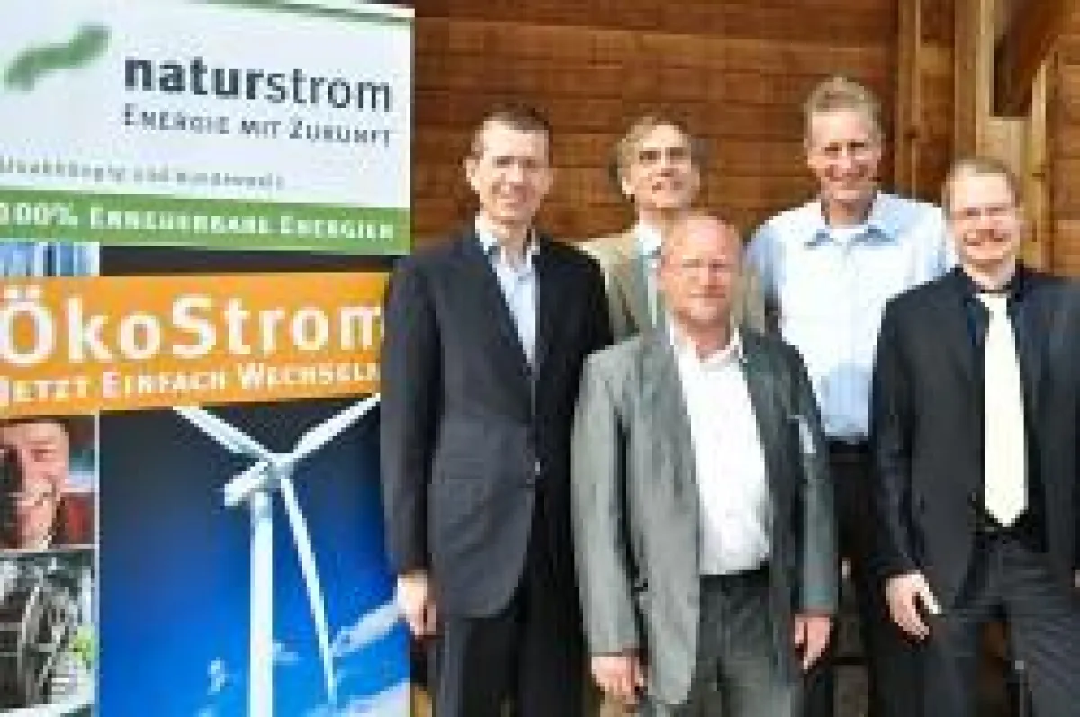Vorstand der NATURSTROM AG Dr. Banning (2. v. l.), Geschäftsführer der NaturStromHandel GmbH Herr Hummel (ganz rechts) und und Aufsichtsrat der NATURSTROM AG