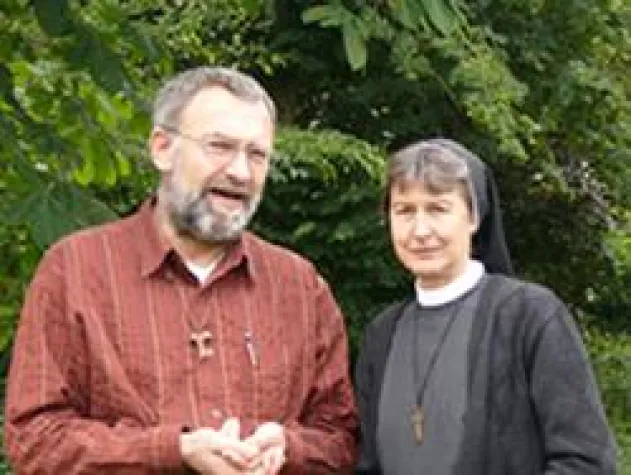 Mit Mönch und Nonne auf Single-Tour Bild: Mit Mönch und Nonne auf Single-Tour