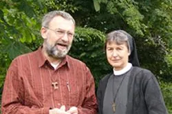 Mit Mönch und Nonne auf Single-Tour Bild: Mit Mönch und Nonne auf Single-Tour