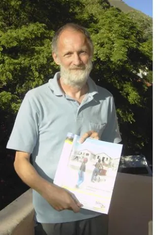 Bild: Auf Spendentour durch Afrika - Der Deutsche Franz Wanetschek verteilt Spendengelder der katholischen Kirche