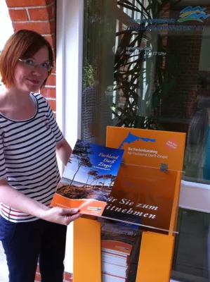 Bild: Der Ferienkatalog zum Mitnehmen – Tourismusverband lässt auffällige Prospektboxen aufstellen