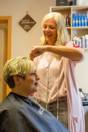 10 Jahre die etwas andere Art, den Friseur zu genießen Bild: 10 Jahre die etwas andere Art, den Friseur zu genießen