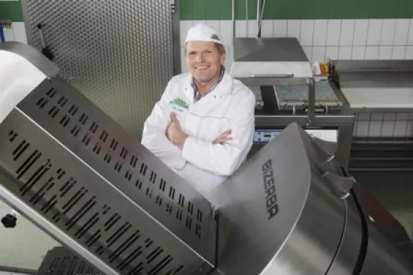 Bild: Bioland – Bauernhof Packlhof setzt auf Bizerbas intelligente Schneidemaschine