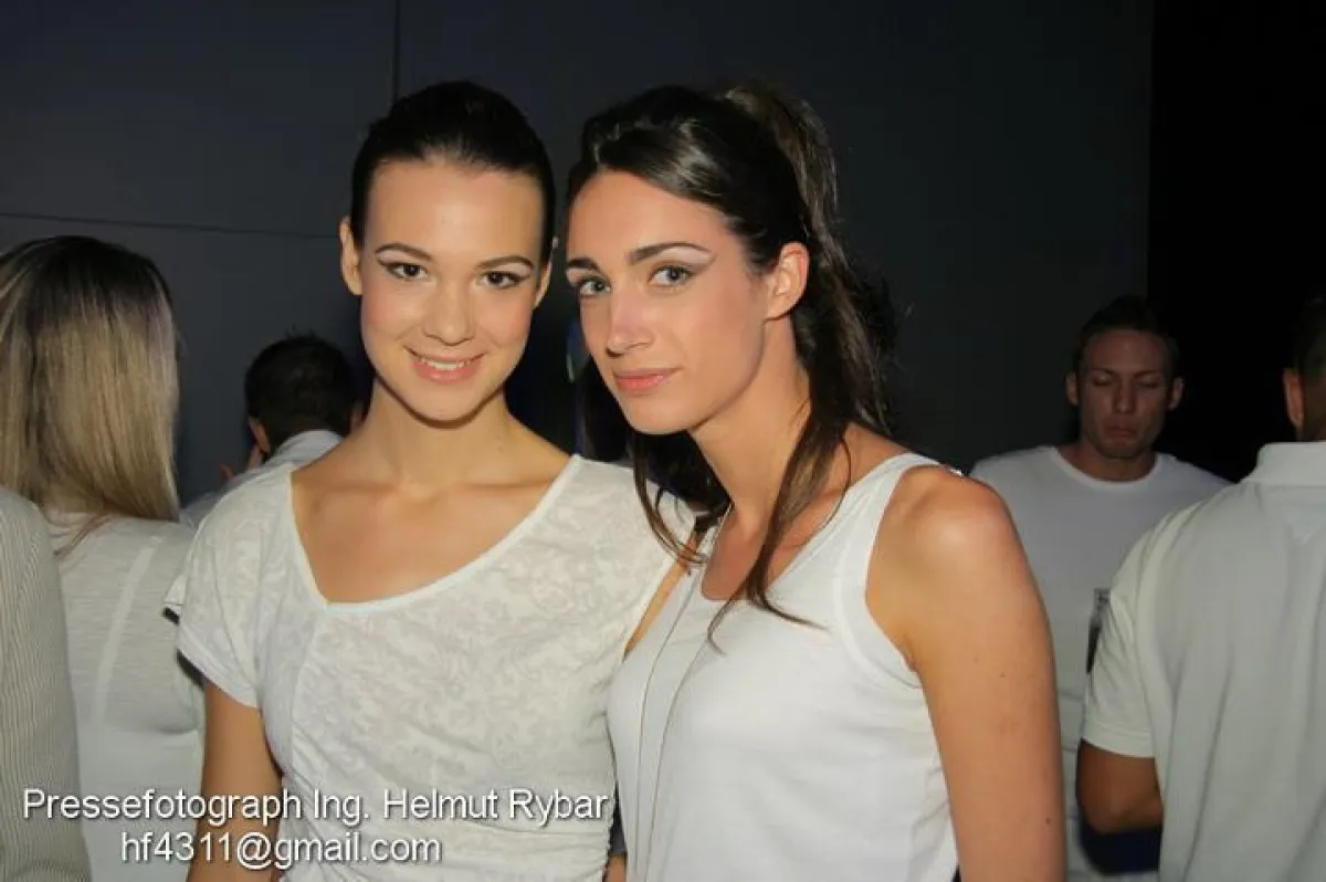 Österreichs Nächstes Topmodel 2011 Aleksandra Zdero mit Natasa Jovanovic